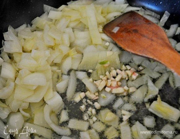 Отварить до готовности свёку(или запечь в духовке), остудить,очистить, нарезать кубиками.

 В сотейнике(или глубокой сковороде) нагреть масло, выложить очищенные и нарезанные кубиками лук и чеснок, слегка обжарить. Накрыть крышкой и тушить 5 минут на среднем огне.