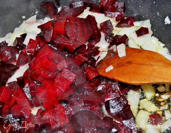 Затем добавить нарезанную на кубику отварную свёклу не много потушить 