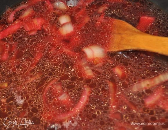  и влить горячий бульон и тушить 15-20 минут. Посолить, поперчить по вкусу