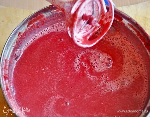 Дать супу немного постоять, затем измельчить в пюре с помощью блендера.