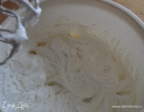 Сливки взбить до устойчивых пиков.