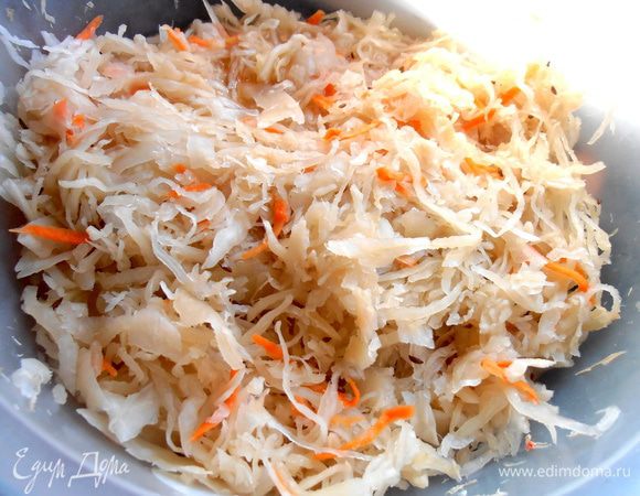 Капусту отжать...(потом можно добавить рассол,если кислоты не хватает!)