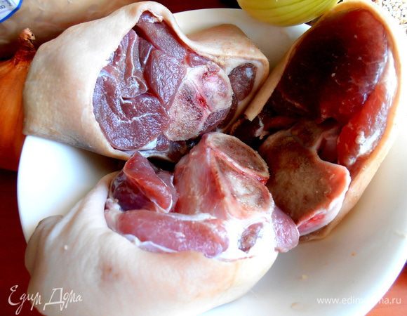 Куски рульки (такие у нас в продаже готовые!) или другую часть свинины промыть,просушить...