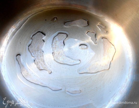 В кастрюлю с толстым дном налить ароматного масла...