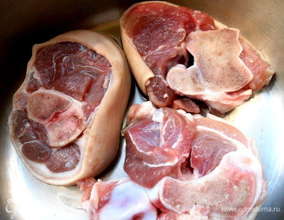 Разогреть масло и выложить на дно мясо...