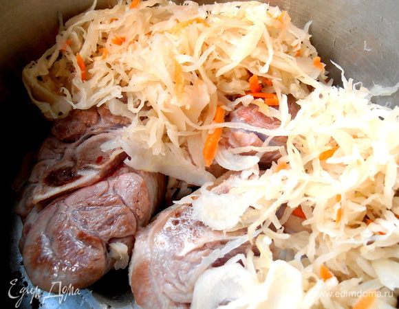 Выкладываем на мясо отжатую капусту...