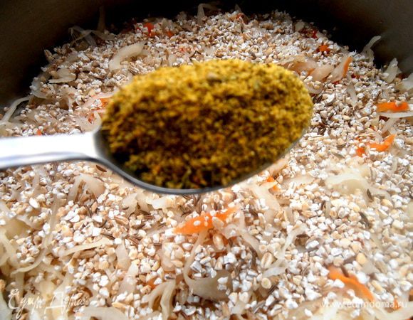 Посыпаем тмином и приправой по вкусу...