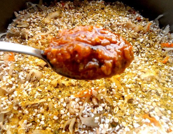 Вместо томатной пасты я положила ложечку домашней аджики.