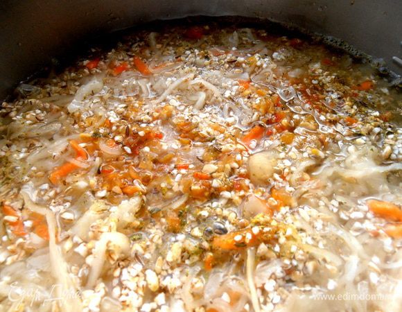 Уровень воды должен быть выше примерно на полсантиметра.