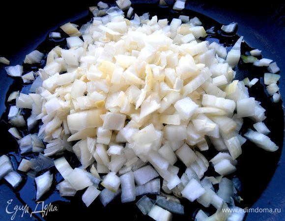 Ближе к окончанию тушения нарезаем лук...