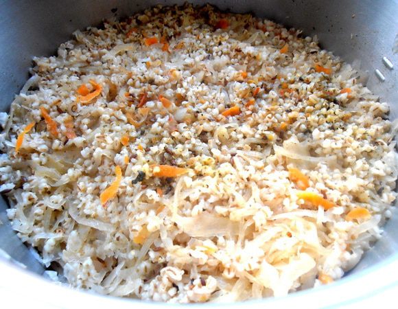 Открываем нашу капустку...Крупа так распарилась...,да и капуста тоже)))