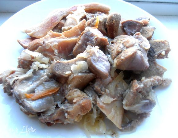 Вынимаем разваливающееся мяско...,отделяем кожу и косточки...