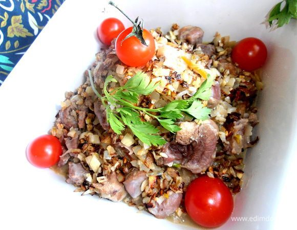 Украшаем помидорками и зеленью петрушки.