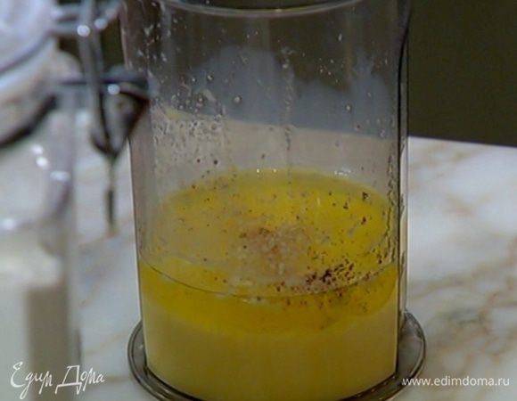Яйца с молоком взбить миксером, влить оставшееся оливковое масло, добавить 1/4 ч. ложки соли, поперчить и перемешать.