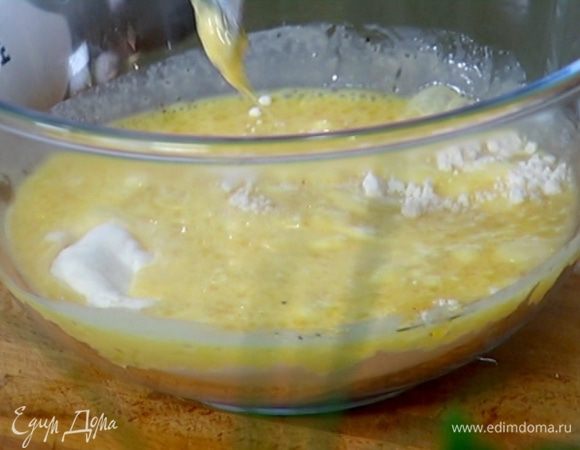 В муку влить яйца с молоком, всыпать разрыхлитель и вымешать миксером на медленной скорости в однородную массу. Дать тесту отдохнуть.