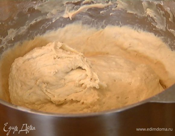 Выложить тесто в глубокую посуду, накрыть полотенцем, смоченным в горячей воде, и оставить подходить.