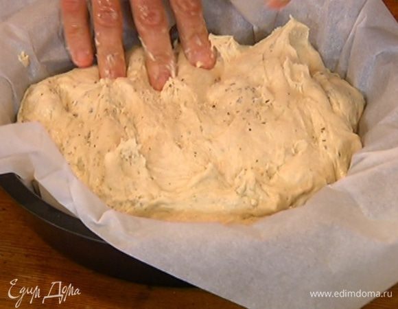 Небольшую форму выстелить бумагой для выпечки, выложить тесто, разровнять, снова накрыть влажным полотенцем и дать постоять еще 15–20 минут.