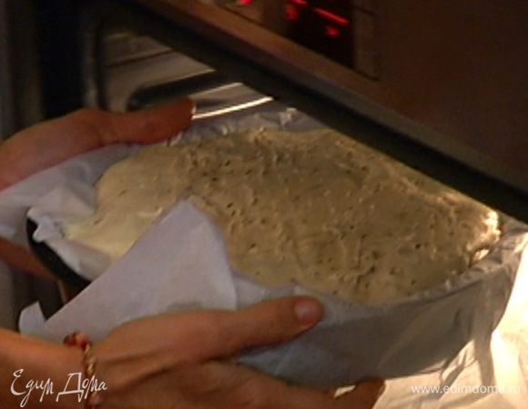 Отправить фокаччу в разогретую духовку на 15 минут.