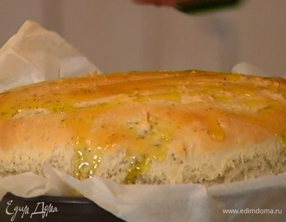 Горячую фокаччу смазать оставшимся оливковым маслом и присыпать солью крупного помола.