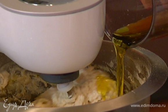 Влить в тесто 2 ст. ложки оливкового масла и вымешать его (если нужно, добавить немного воды).