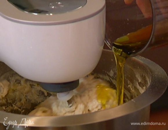 Влить в тесто 2 ст. ложки оливкового масла и вымешать его (если нужно, добавить немного воды).