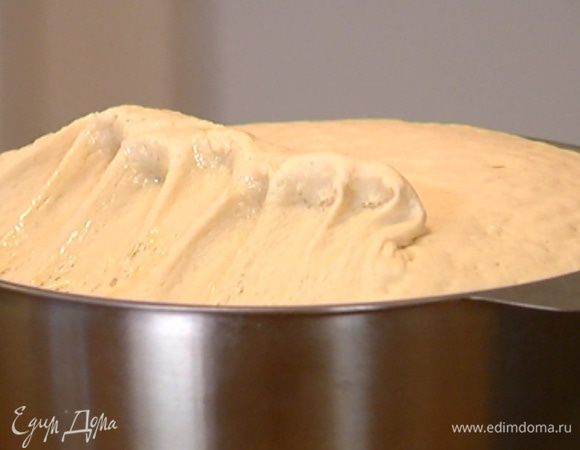 Глубокую емкость смазать оставшимся маслом, выложить тесто и накрыть влажным полотенцем. Отправить в закрытое место без сквозняков на 40 минут.