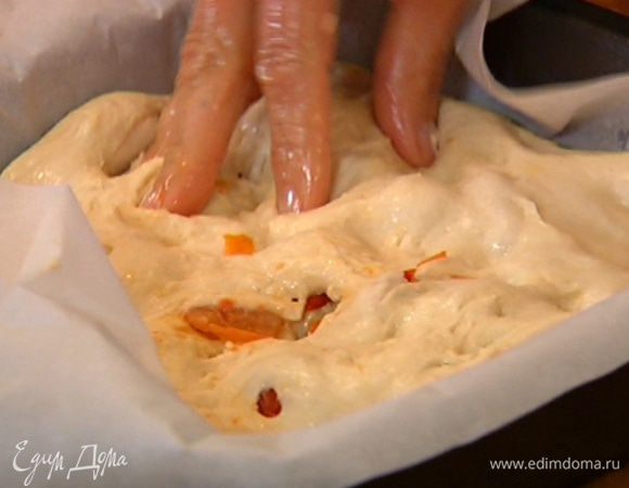 Подошедшее тесто выложить в форму для выпечки, разровнять.