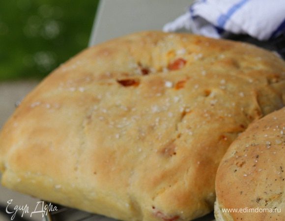 Выпекать фокаччу в разогретой духовке 30–40 минут.