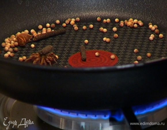 Кориандр, бадьян, гвоздику, сенегальский перец и фенхель прогревать 1–2 минуты на сухой сковороде.