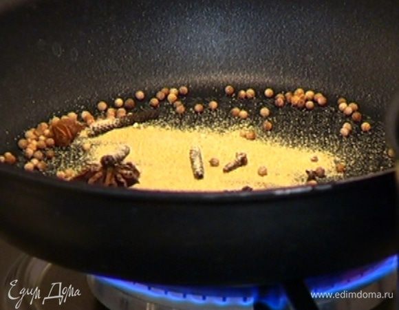 Поместить все прогретые специи в ступку, добавить молотый имбирь, куркуму, сладкую паприку, тмин и все растереть.