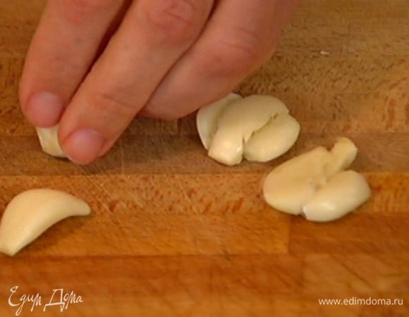 Чеснок почистить, раздавить плоской стороной ножа и слегка порубить.