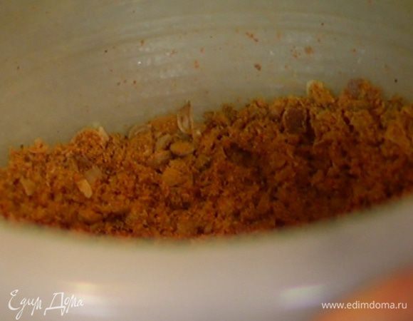 Добавить чеснок к специям в ступку и все еще раз растереть.