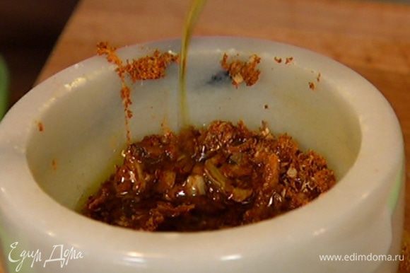 Оливковое масло влить в ступку со специями и чесноком, добавить листья тимьяна и перемешать.