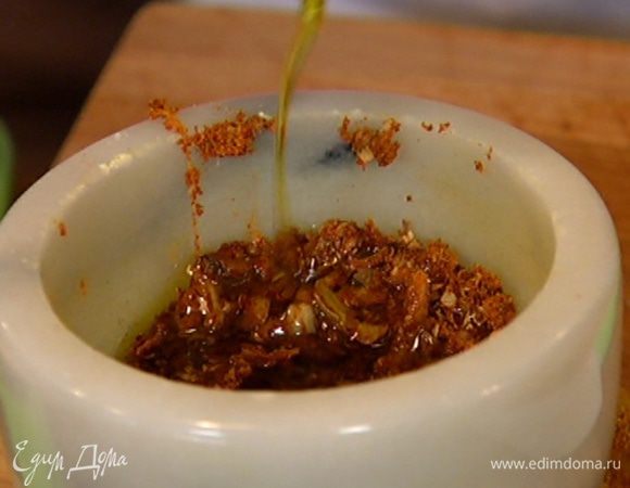 Оливковое масло влить в ступку со специями и чесноком, добавить листья тимьяна и перемешать.