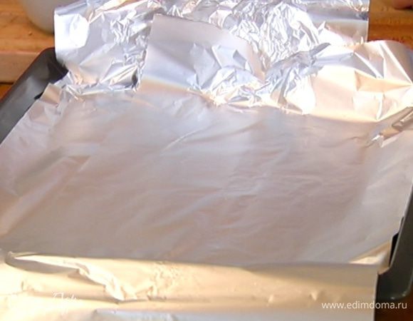Противень выстелить фольгой.
