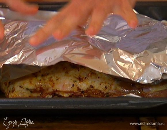 Снять с ягнятины фольгу и отправить противень в разогретую духовку, через 10 минут понизить температуру до 170°С, еще через 10 минут — до 150°С и томить 3 часа.