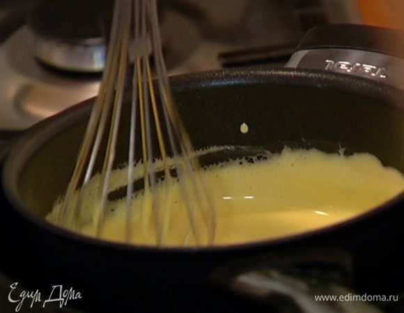 Непрерывно помешивая венчиком, прогревать желтковый крем на водяной бане, пока он не загустеет, затем остудить.