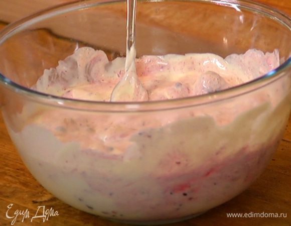 Сметану соединить с малиной и ежевикой и слегка раздавить ягоды вилкой.