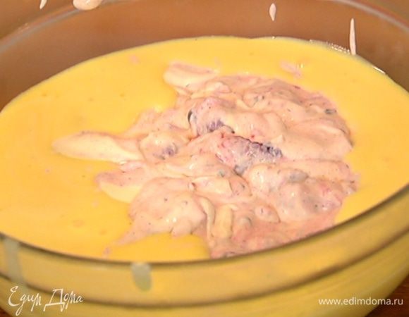 Добавить сметану с ягодами в остывший желтковый крем, все перемешать.