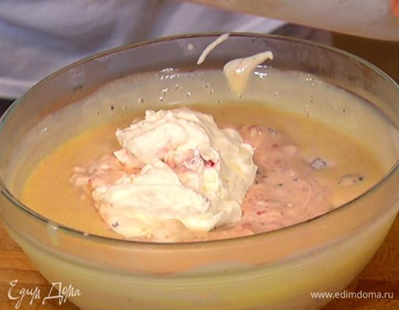 Порциями ввести взбитые сливки, вымешивая венчиком движениями снизу вверх.