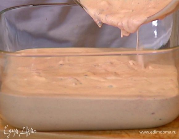 Перелить сливочную смесь в пластиковую емкость, перемешать, закрыть крышкой и отправить в морозильник, периодически доставать и перемешивать венчиком (3–4 раза), чтобы застыло равномерно, или воспользоваться машинкой для приготовления мороженого.