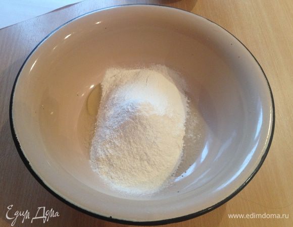 Смешать муку, 1 яйцо и щепотку соли.
