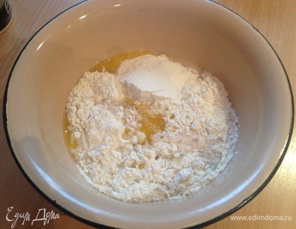 В смесь добавить молоко с дрожжами и сахаром, которое мы разводили в первом действии. И влить растопленное (не горячее) сливочное масло. Поставить в теплое место на один час.