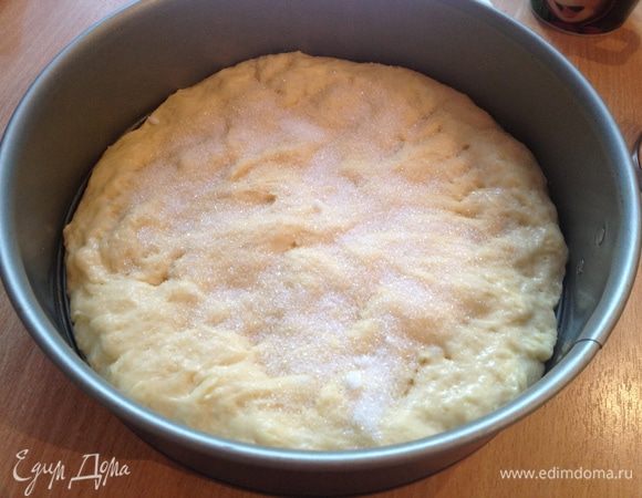 Сделать проколы вилкой в тесте и посыпать тесто сахаром.