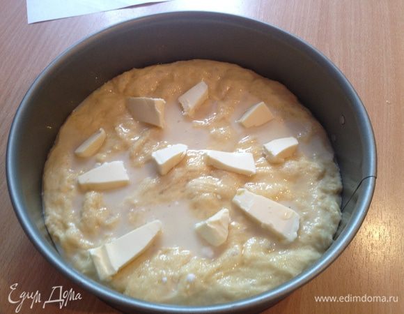 Смешать молоко и яйцо и залить пирог этой жидкой смесью. (Мне хватило 5 ложек). Если хотите послаще и порумянее, то можно вылить и все. Положить аккуратненько тонкими ломтиками масло. Выпекать 20 минут при температуре 210 градусов.