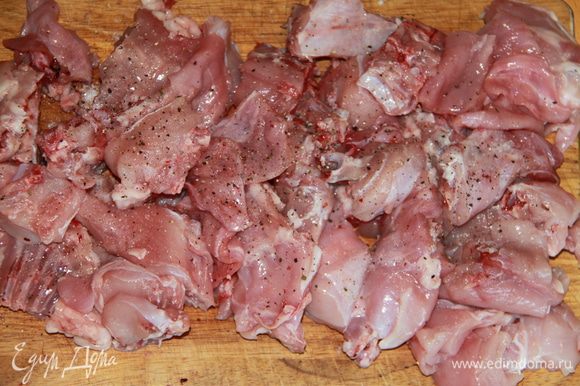 Мясо порубить на порционные куски, посолить, поперчить.