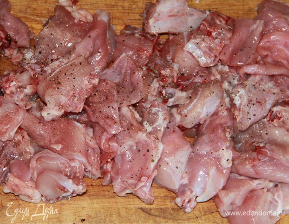 Мясо порубить на порционные куски, посолить, поперчить.