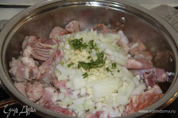 Обжарить мясо на оливковом масле до появления золотистой корочки вместе с тимьяном, луком и чесноком.