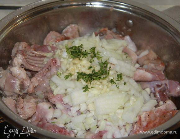 Обжарить мясо на оливковом масле до появления золотистой корочки вместе с тимьяном, луком и чесноком.