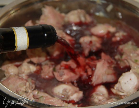 Добавить красное вино и оставить на некоторое время на среднем огне, вино должно упариться наполовину.